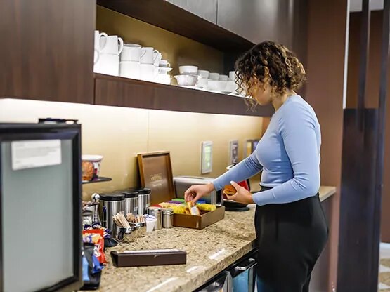 Clients make use of Servcorp’s sleek, fully equipped kitchen area at Boulevard Plaza, Dubai